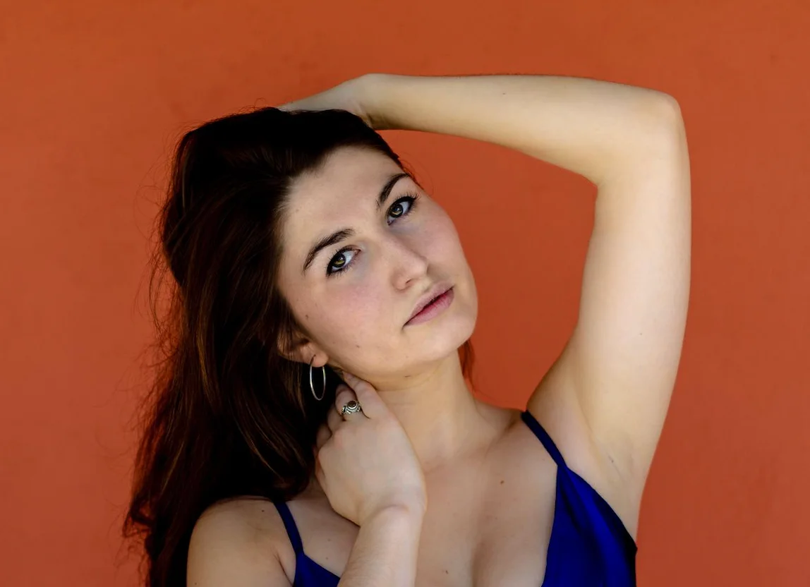 Portrait de ViBe Rouvet sur fond orange